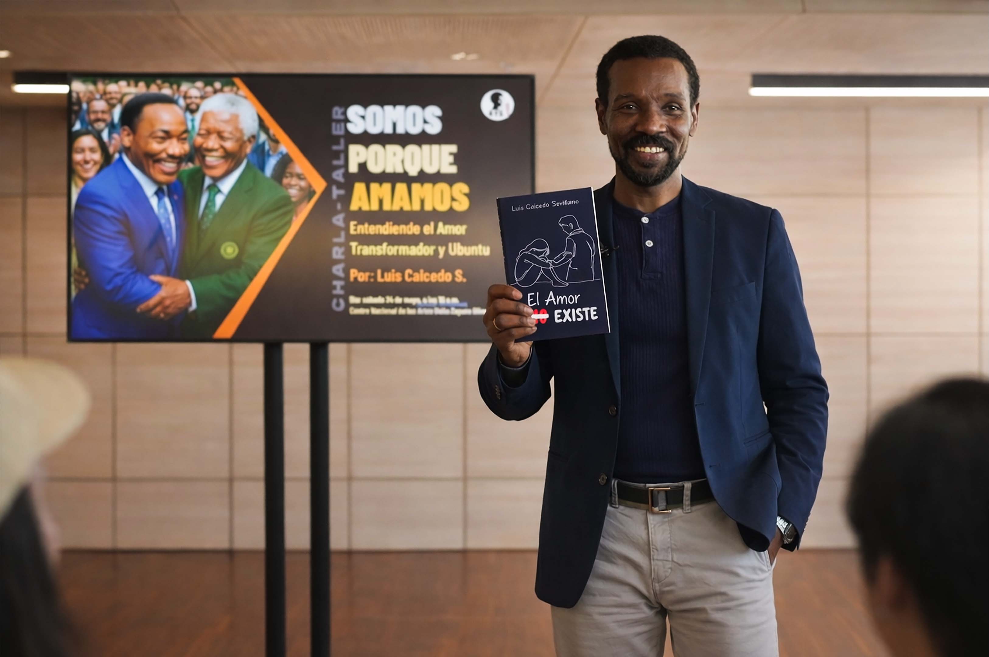 Luis Caicedo Sevillano con el libro El Amor Existe